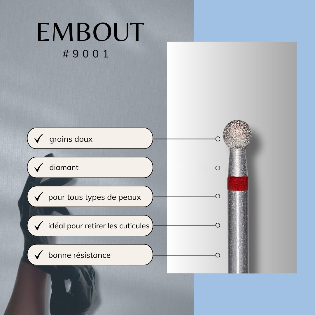 Les contours de l'ongle sont nettoyés à l'aide d'un embout bille pour peaux sensibles
