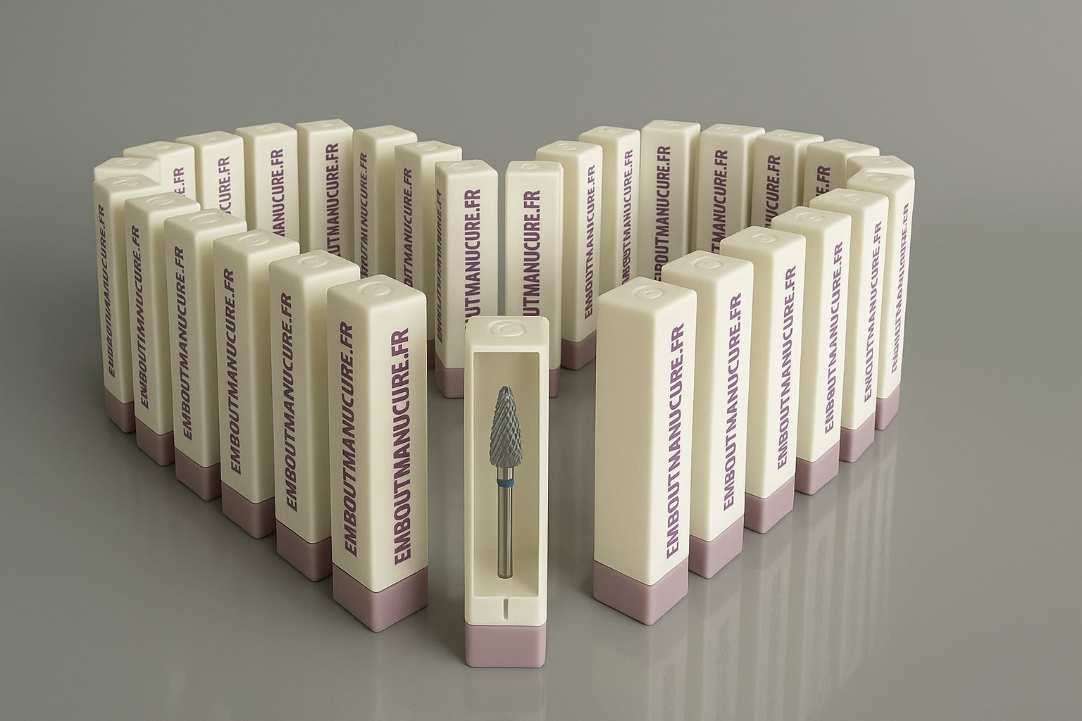 Banniére Diaporama : embout de manucure présenté dans son étui transparent, entouré de boîtes alignées en forme de coeur avec l'inscription EMBOUTMANUCURE.FR - mise en valeur visuelle d'un produit professionnel.