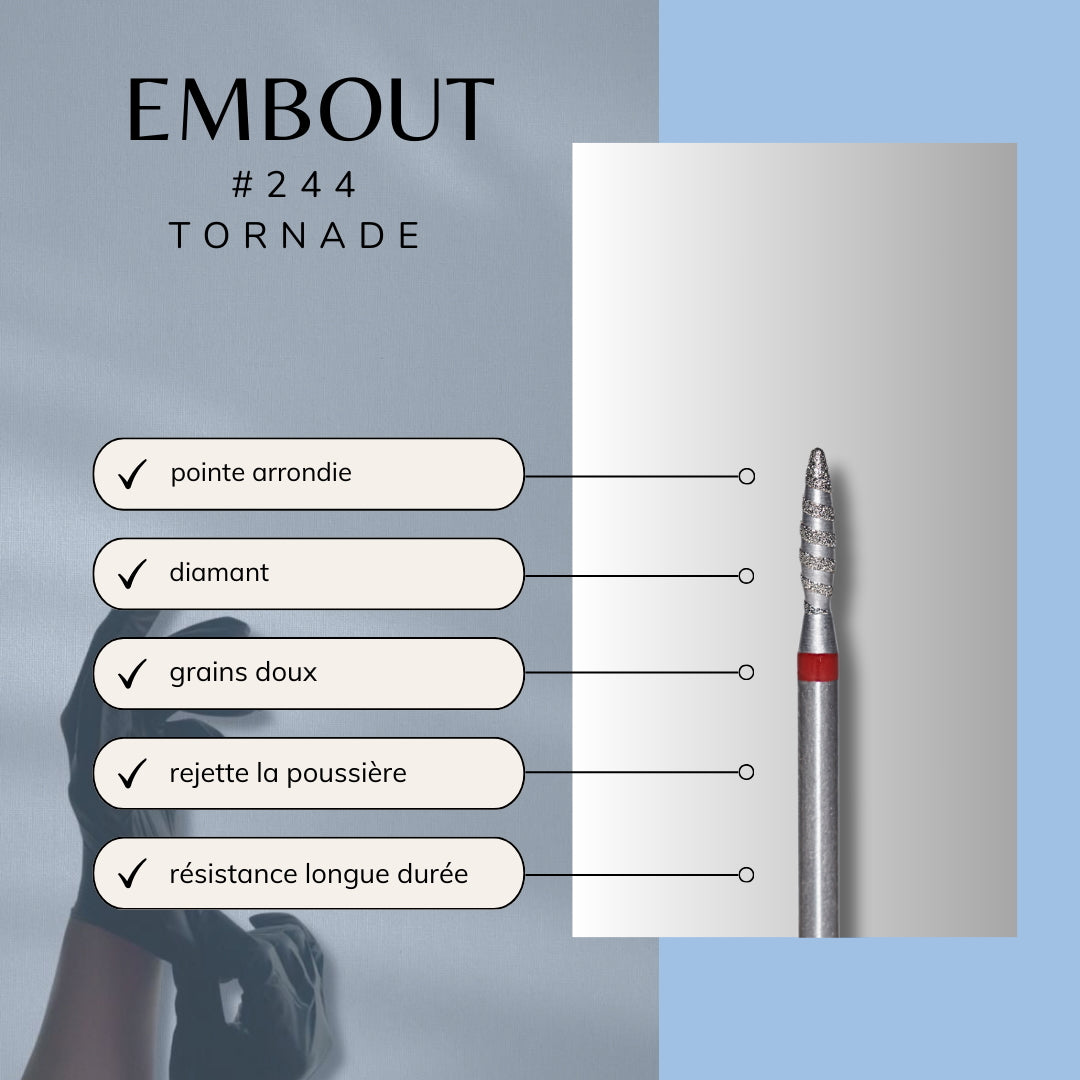 La rainure de l'ongle est nettoyée à l'aide d'un embout tornade professionnel 