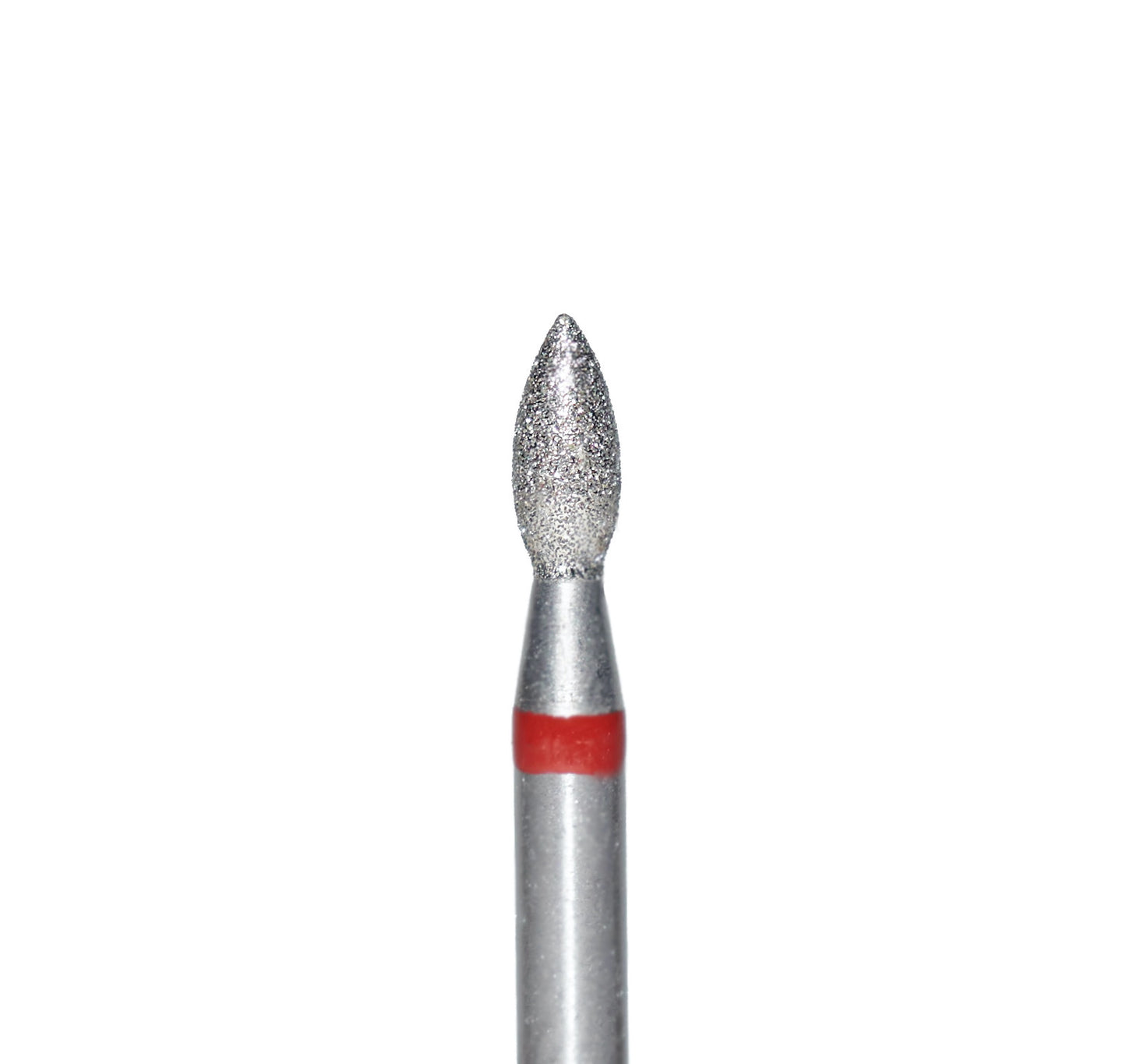 Une cuticules est traitée avec un embout manucure diamant en forme de bouton