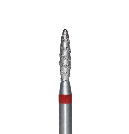 La cuticule est traitée avec un embout tornade arrondi à tête diamant